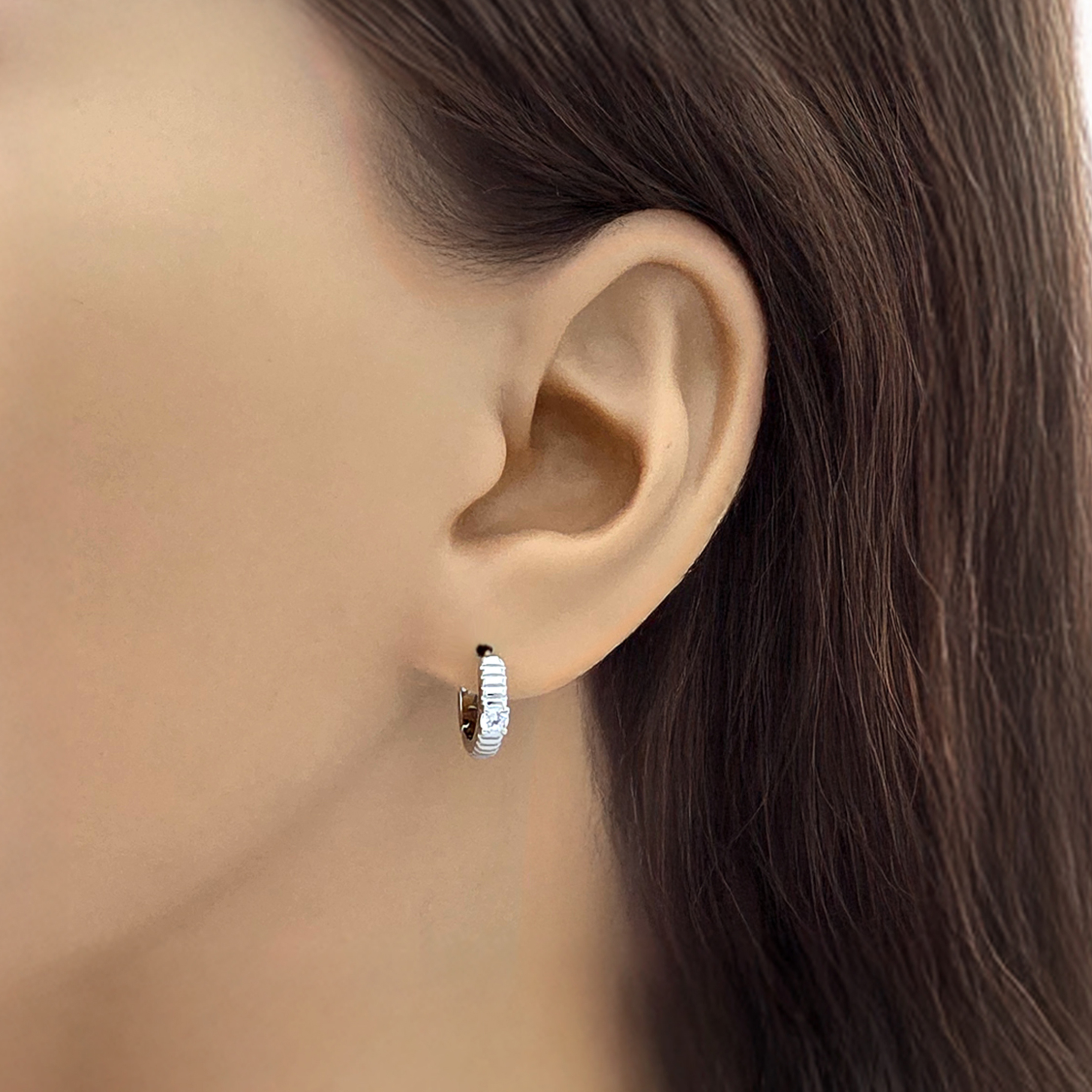 Alternative view of Zilveren (gerhodineerd) oorbellen met zirkonia stenen 22.323