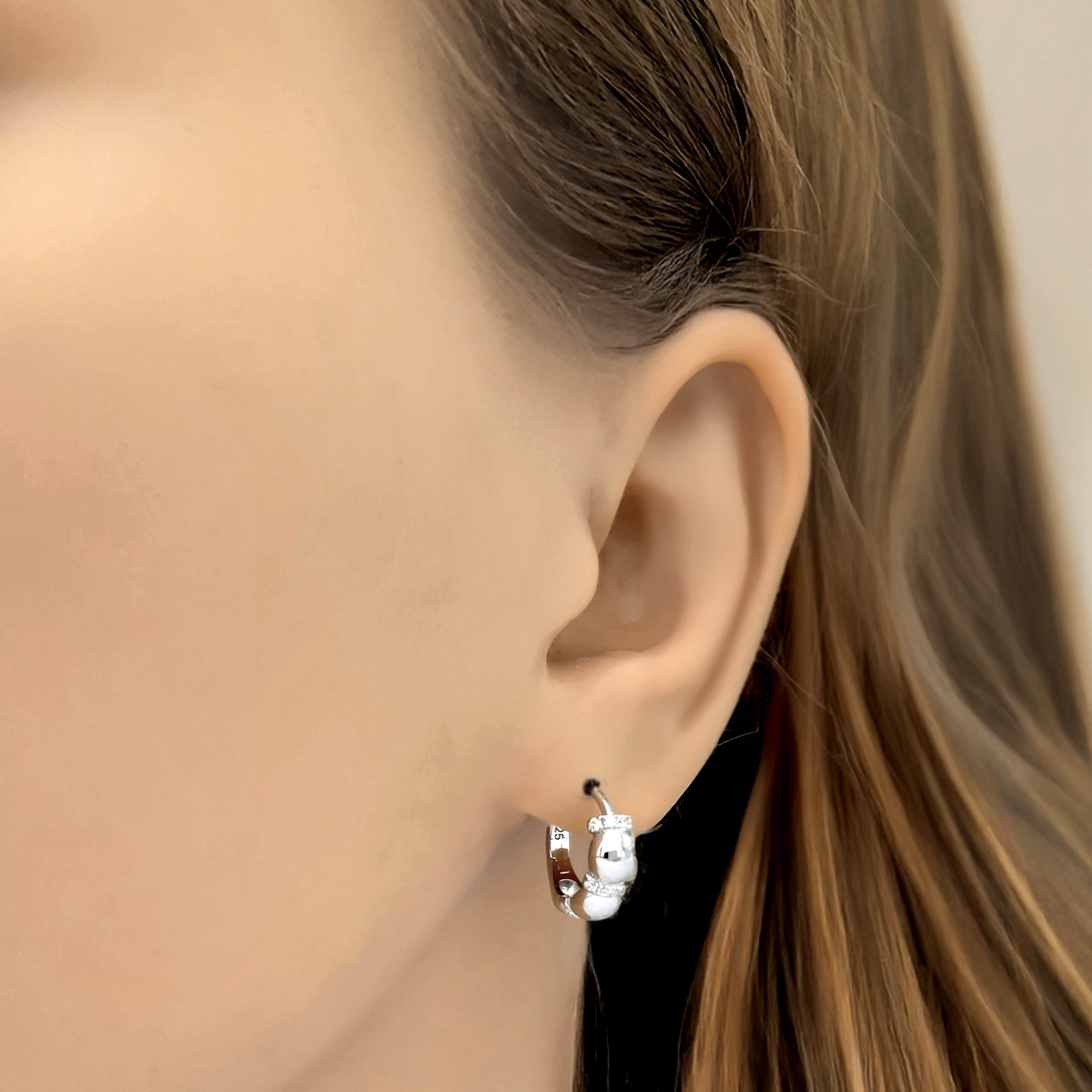 Alternative view of Zilveren (gerhodineerd) oorbellen met zirkonia 22.324