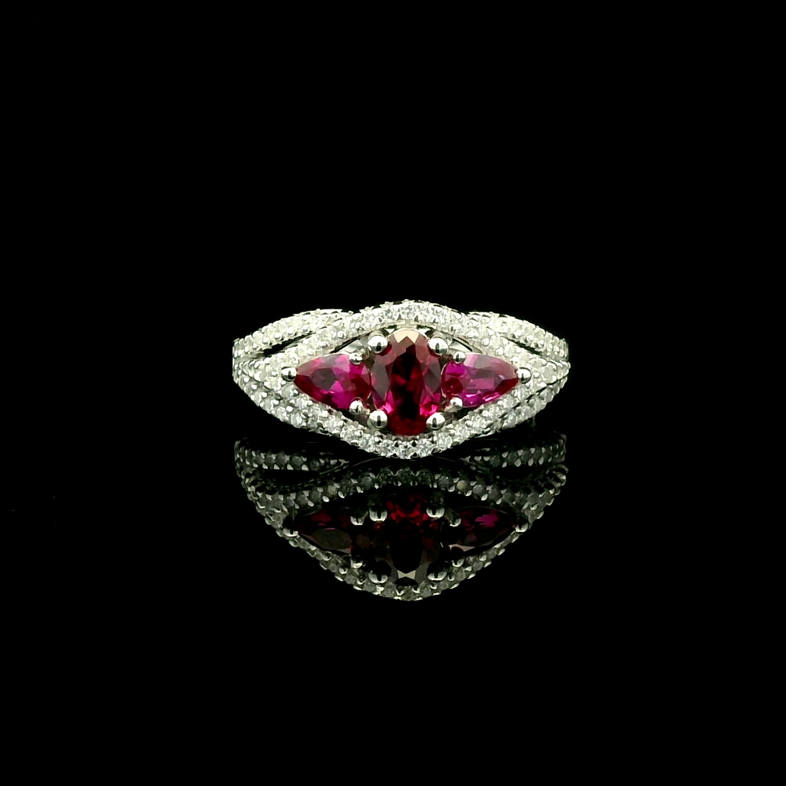 Alternative view of Zilveren (gerhodineerd) damesring met zirkonia 21.438