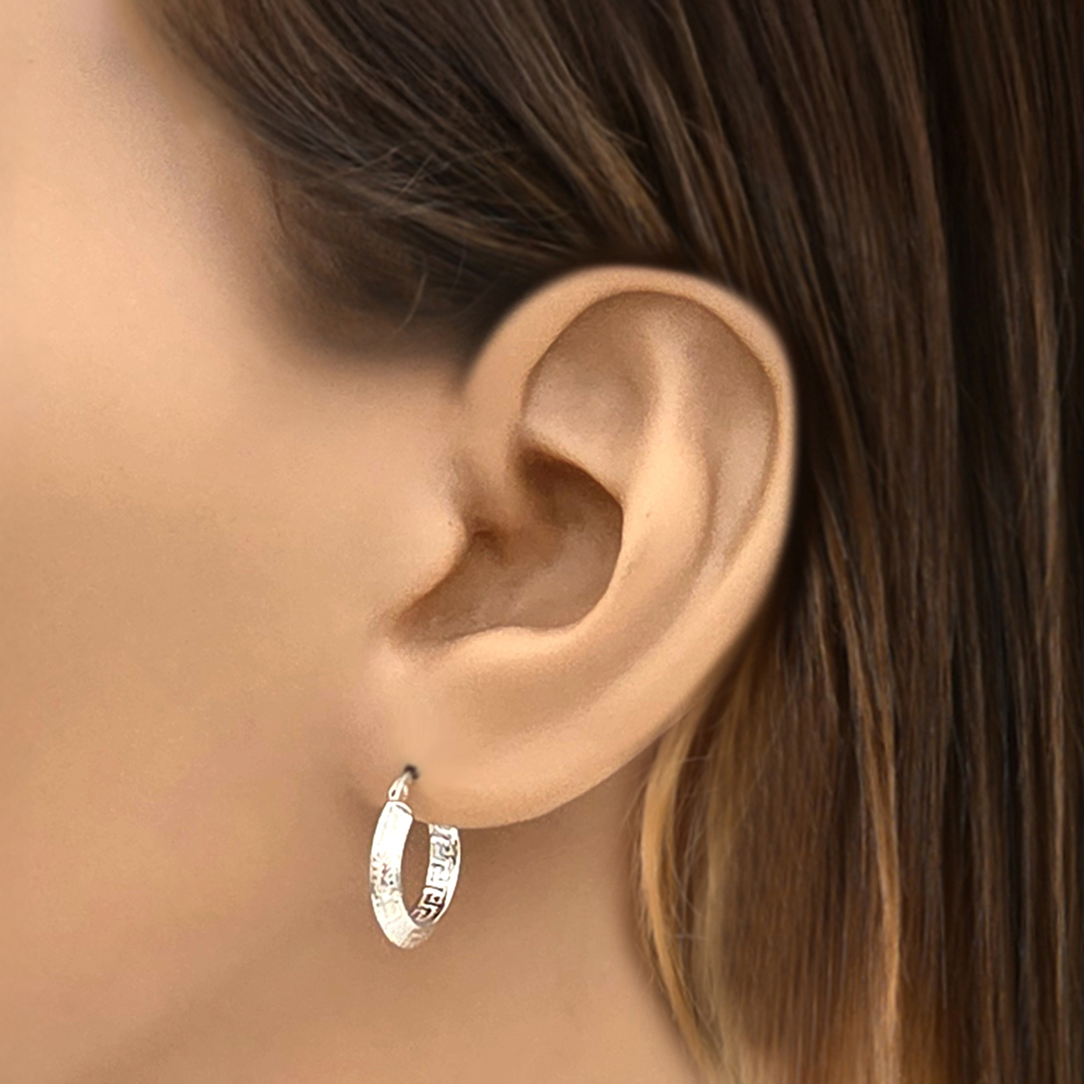 Alternative view of Zilveren oorbellen met meander teken 22.179