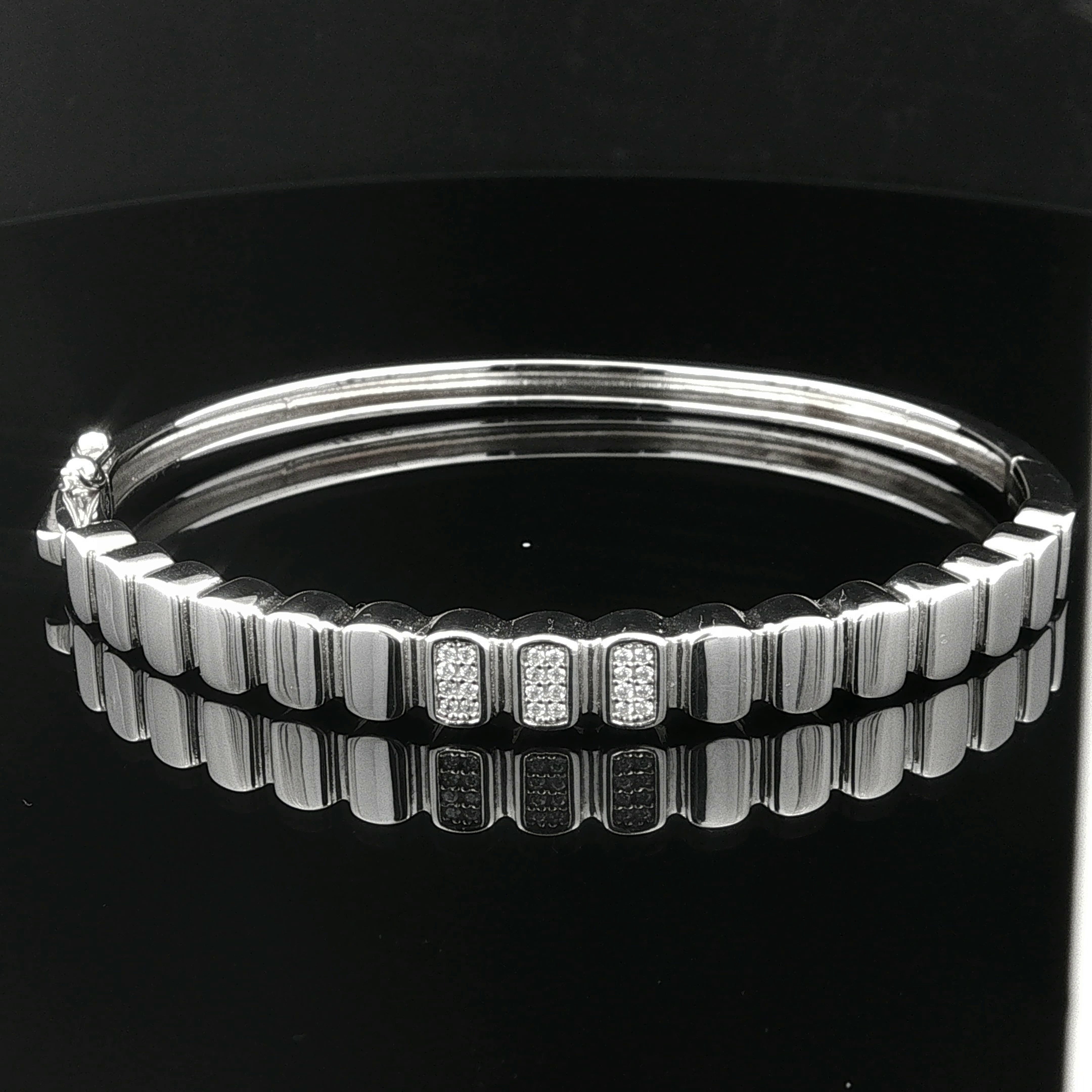 Zilveren (gerhodineerd) bangle met zirkonia 26.043 - Afbeelding 4